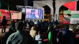 اکران سیار فیلم سینمایی «احمد» در سردر دانشگاه تهران
