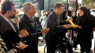 دختر کاراته کار ناشنوا مدال طلا خود را به دختران شهید شجره طیبه میناب اهدا کرد