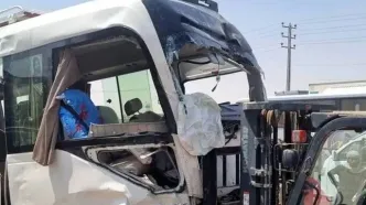 برخورد شدید پرایدوانت با یک مینی‌‌بوس در فیروزآباد فارس/ ۱۶ مصدوم