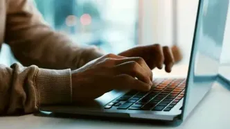 اساتید برای دسترسی به اینترنت در صف می‌ایستند