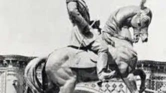سفر در زمان؛ مردان قاجاری در باغشاه در کنار مجسمه ناصرالدین شاه