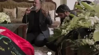 روضه‌خوانی محمود کریمی در منزل مادر شهید مجید سیب‌سرخی/ ویدئو