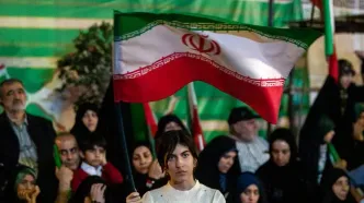 تولیت آستان قدس رضوی: به خانم بدحجابی که در تجمعات شبانه پرچم در دست می‌گیرد خوش‌آمد بگویید