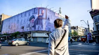 دیوارنگاره جدید جمهوری رونمایی شد/مشت‌های گره‌کرده به نشانه پیروزی
