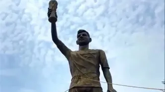 نگهداری عجیب از مجسمه مسی در هند!