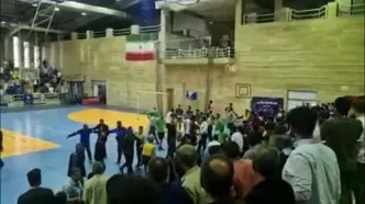 ببینید| درگیری در بازی استقلال و ترک سالن توسط تاجرنیا