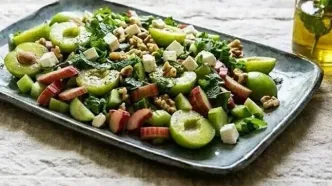 سالاد بهاری گوجه‌سبز و ریواس؛ ترکیبی ترش و خوشمزه