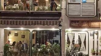 رمز ماندگاری کافه‌ها در دنیایی که قیمت ها لحظه ای تغییر می کند/ شاید صاحب کافه هم نداند، اما او در واقع حال خوب می‌فروشد/ آدم‌ها هزینه می‌کنند تا فقط برای یکی دو ساعت یادشان برود بیرون چه خبر است!