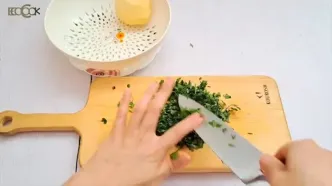 ویدئو / طرز تهیه یک غذای جدید و مقوی با تخم مرغ و آرد