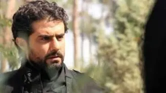سفر در زمان؛ تیپ و چهرۀ متفاوت «محمد سریال گاندو» در یک تئاتر؛ سال 95