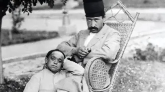 سفر در زمان؛ تصویر رنگی‌شده از مرد قاجاری با کلاه پنج‌طبقه در کنار یک خواجه