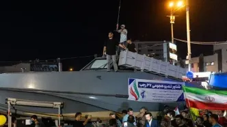 رونمایی از شناور تندروی هجومی ۲۷ رجب در میدان انقلاب