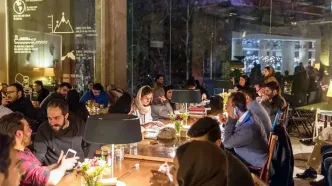 شور   زندگی  ایستاده  در  غبار