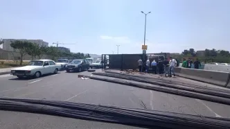 واژگونی کامیونت حامل میلگرد در اتوبان امام علی