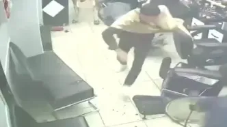 ورود بی‌موقع گاو به یک آرایشگاه مردانه در استانبول
