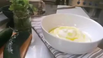 طرز تهیه ماست و خیار یونانی زاتزیکی خوشمزه و رستورانی