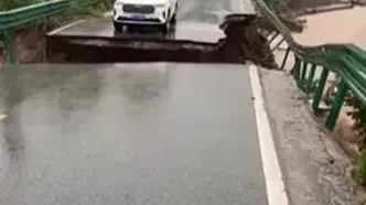 لحظات سقوط خودروی شاسی‌بلند به رودخانه خروشان