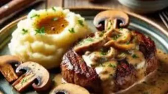 طرز تهیه  خوراک گوشت و قارچ با پوره سیب زمینی!