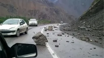سقوط سنگ بر روی خودروها در جاده کندوان/ ۲ نفر مصدوم شدند