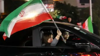 عکسی جماران از دو دختر سوار بر خودرو در تجمع دیشب تهران منتشر کرد