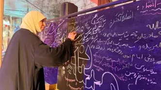 شاعر و فیلسوف تونسی در کنار برج آزادی سرود