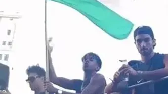 لامین یامال با پرچم فلسطین در جشن قهرمانی بارسلونا