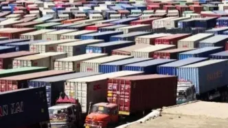 12 هزار کانتینر از کالاهای ایرانی در بندر کراچی پاکستان در وضعیتی کاملاً بلاتکلیف به سر می‌برند/ ورود این کالاها به داخل ایران فرآیندی دست‌کم 120 روزه خواهد بود/ در 60 روز آینده عملا نمی توان شاهد معجزه‌ای در رشد صادرات یا واردات باشیم/ ویدئو