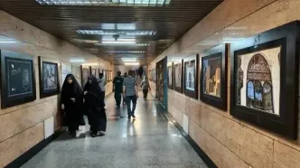 ایستگاه مترو سرسبز میزبان نمایشگاه عکس «ایستاده در غبار» شد/ بازخوانی زخم‌های جنگ بر پیکره میراث تمدنی ایران