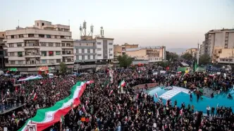 شعار مردم تهران در میدان انقلاب اسلامی در حمایت از پیام رهبری