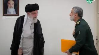 انتشار نخستین‌بار؛ تصویری از دیدار سردار شهید حاجی‌زاده با رهبر شهید انقلاب