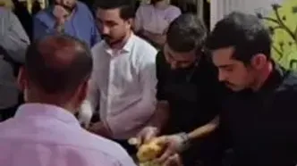 ارسلان قاسمی و پخش ساندویچ در مراسم عید غدیر