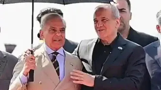 اصرار جالب پزشکیان هنگام کاشت نهال در پاکستان