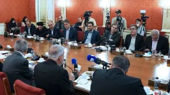 بازدید اعضای کمیسیون صنایع از بخش‌های خسارت دیده کاخ سعدآباد