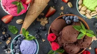 طرز تهیه بستنی قیفی خانگی با میوه و شکلات