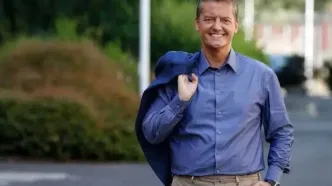 مجری مشهور در پخش زنده «انگشت وسط» نشان داد و اخراج شد | عکس