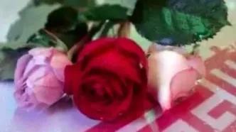 ​اهدای گل به تعداد شهدای جنگ رمضان در راهپیمایی غدیر