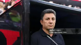 ژست خاص قلعه‌نویی حین آنالیز تیم ملی در کنار زمین
