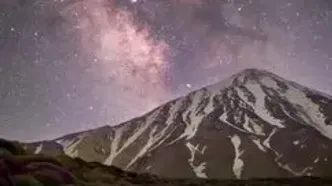 تصویری خیره‌کننده از کهکشان راه شیری بر فراز قله دماوند