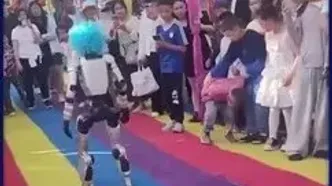 ربات انسان‌نما به شکم یک کودک لگد زد