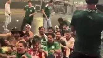 ویدئو: پاروکشی آزتک‌ها وسط سیلاب و باران جام جهانی