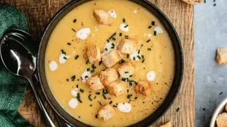 شام امشب با من: طرز تهیه سوپ سیب‌زمینی کرمی و خوشمزه برای شام (با فوت‌وفن حرفه‌ای)!
