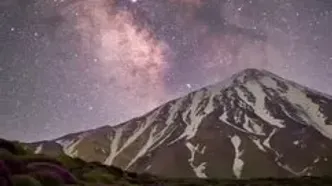 تصویری خیره‌کننده از کهکشان راه شیری بر فراز قله دماوند