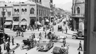 سفر در زمان؛ «خانم افسر راهنمایى و رانندگى» در حال جریمه یک خودرو در تهران؛ سال 56