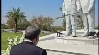 ادای احترام عراقچى به مقام شهیدان قاسم سلیمانى و ابومهدی المهندس