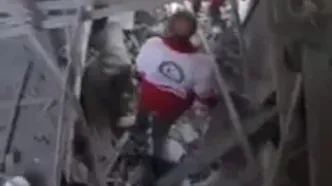 ویدئو / پیکر نوزاد شش‌ماهه در آوار؛ وداع تلخ امدادگران با قربانی کوچک حمله آمریکا