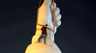 نصب مجسمه مشت گره شده رهبر شهید در میدان انقلاب