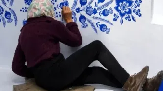 پیرزن ۹۰ ساله، روستایش را به گالری هنری تبدیل کرد