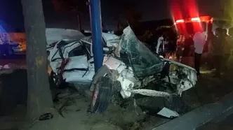 تصادف پژو پارس با تیر برق؛ خودرو مچاله شد!