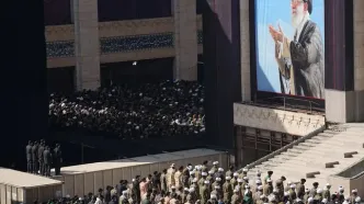 گزارشی تصویری از اقامه نماز بر پیکر مطهر رهبر شهید