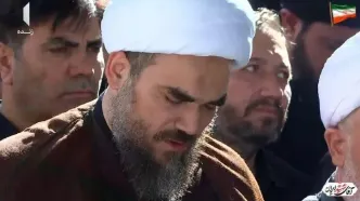 حضور حجت‌الاسلام محمدی گلپایگانی، پدر زهرای ۱۴ ماهه شهید، در مراسم تشییع رهبر شهید انقلاب